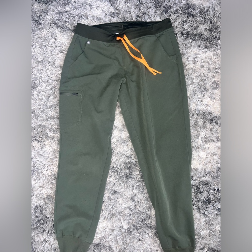 figs green, jogger style pant, size large